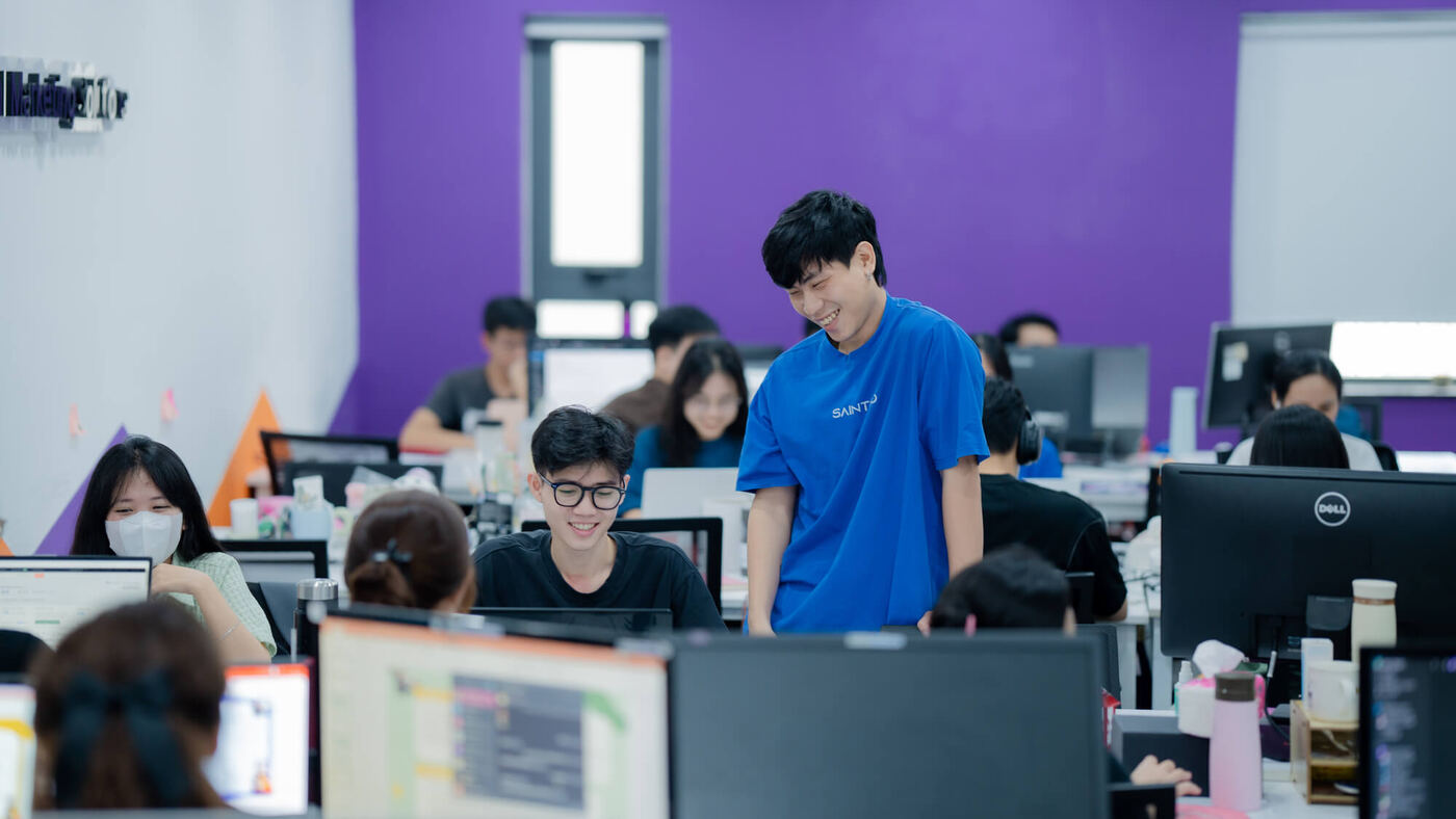 Sàn văn phòng MONA tường tím, các bạn trẻ tập trung làm việc máy tính